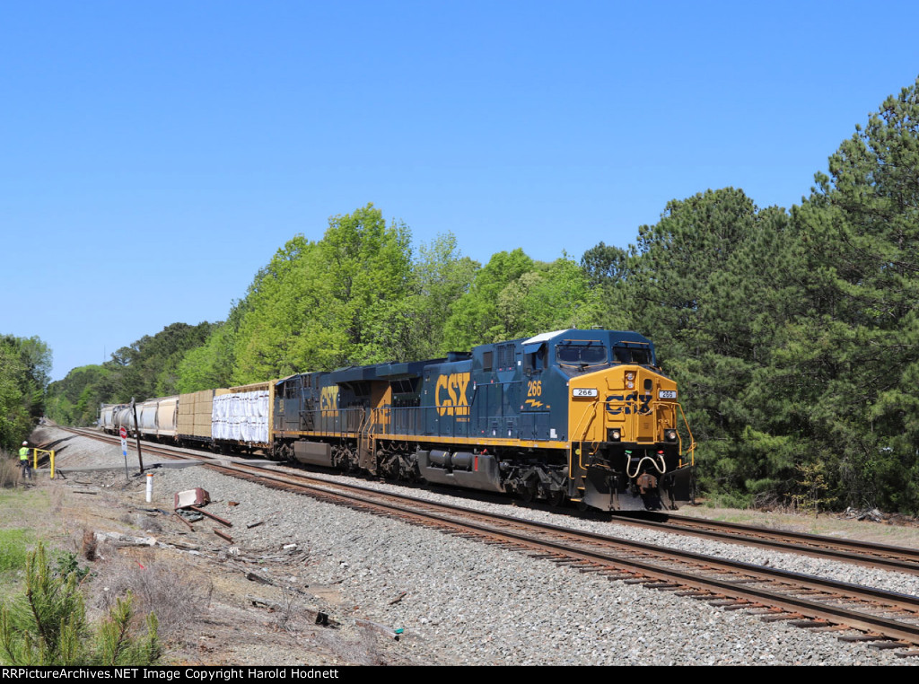 CSX 266 leads a short train L620-13 northbound